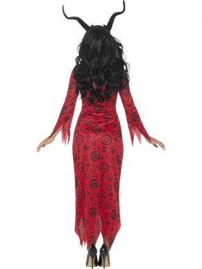 Lange rode jurk met lange mouwen en met tekens. Draag met de zwarte demon hoorns en uw outfit is compleet voor Halloween of Carnaval. 