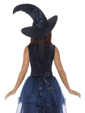 Steel de show met deze prachtige Deluxe Midnight Witch Kostuum, bestaande uit een blauwe jurk met riem, 3d broche en een hoed. Kijk hier voor een bijpassende pruik om het kostuum compleet te maken.