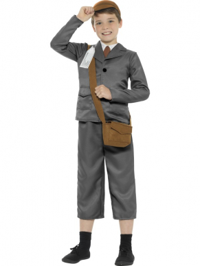 WW2 Evacuee Jongens Kostuum. Dit kostuum bestaat uit een jasje met broek, mock shirt, tas, hoed en naamplaatje.Leuk voor Carnaval of Musical.Te combineren met het WW2 Evacuee Meisjes Kostuum.