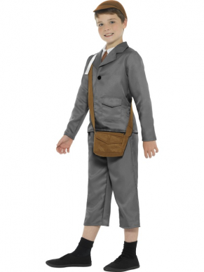 WW2 Evacuee Jongens Kostuum. Dit kostuum bestaat uit een jasje met broek, mock shirt, tas, hoed en naamplaatje.Leuk voor Carnaval of Musical.Te combineren met het WW2 Evacuee Meisjes Kostuum.