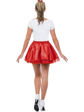 Fan van de beroemde film Gresase? Grijp dan nu je kans met dit geweldige Sandy Cheerleader Kostuum uit deze film.Het kostuum bestaat uit een rood rokje met bijpassend wit shirt met opdruk. Combineer dit kostuum met pom poms en een pruik om je look helemaal af te maken. Bekijk ook de rest van onze Grease collectie.