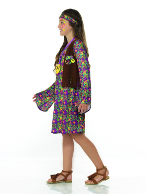 Hippie Girl Seventies Meisjes Kostuum, bestaande uit het jurkje met aangehcht giletje, haarband en ketting. Je bent in één keer klaar met dit geweldige kostuum.