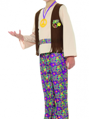 Hippie Boy Kostuum, bestaande uit een Multi-Gekleurde broek met uitlopende pijpen,Top met giletje eraan vast, Medaillion en Hoofdband.Je bent in één keer klaar voor jouw Party.