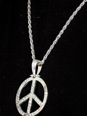 Deze zilveren '60s Peace Sign Hippie Medallion mag natuurlijk niet ontbreken bij Jouw Hippielook.
44cm