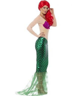 Prachtig Deluxe Sexy Zeemeerminnen Kostuum, bestaande uit de jurk met paars bovenstukje en groen onderstuk met lovertjes en haarclip. Maak je look compleet met een mooie pruik.