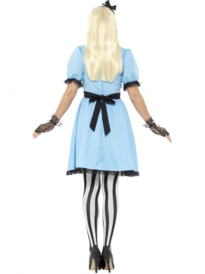 Bekend van de film Alice in Wonderland dit geweldige Deluxe Dark Tea Party Kostuum, bestaande uit de jurk met aangehecht schortje, kraag, panty en hoofdband. Maak de look af met een mooie pruik en de kanten handschoentjes.Wij verkopen nog meer kostuums en accessoires van Alice in Wondeland voor dames én heren.