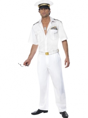 Top Gun Tom Cruise verkleedkleding bestaande uit een witte broek, een wit shirt met details zoals op de afbeelding en de bijpassende hoed.