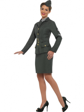WW2 Army Girl Kostuum, bestaande uit het leger groene jasje met rok en mockshirt en bijpassend hoedje. Maak de look compleet met bijpassende accessoires.