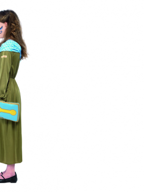 Bekend van de gelijknamige Tv Serie Horrible Histories Boudica Kostuum, bestaande uit de groene jurk met sjaal en schild. Wij verkopen nog meer kostuums uit deze tv-serie.