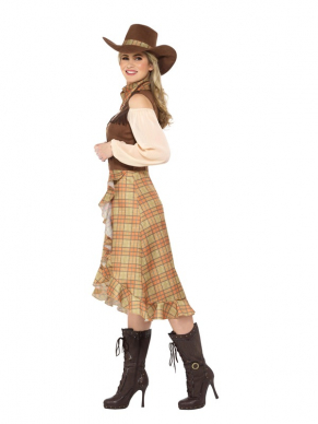  Cowgirl Kostuum, bestaande uit de jurk met ruffle, hoed en sjaaltje. Maak de look compleet met bijpassende accessoires zoals pruik, pistool, sporen en nog veel meer leuke accessoires.
