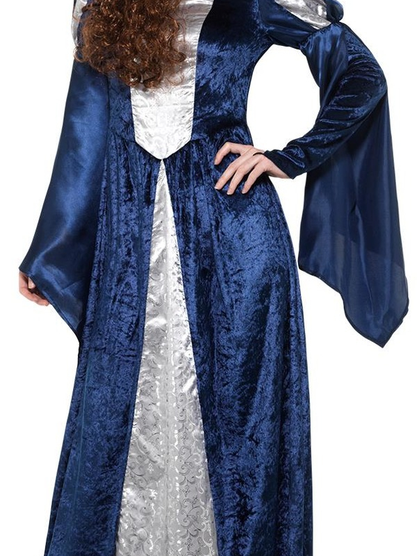 Waan je terug in de Middeleeuwen met dit Medieval Maid Kostuum, bestaande uit de blauwe jurk met wijde mouwen. Maak de look compleet met een bijpassende pruik. Wij verkopen ook het bijpassende Medieval Knight Kostuum voor Heren.