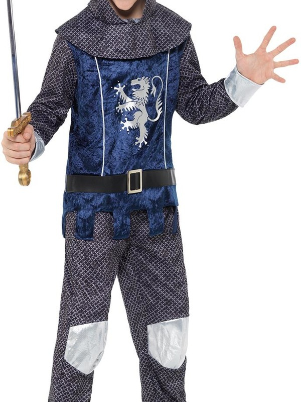 Waan je terug in de Mddeleeuwen met dit Medieval Knight Boy Kostuum, bestaande uit de hooded top met broek en riem. Maak de look compleet met bv een zwaard en helm. Wij verkopen ook het bijpassende Medieval Maid Girl Kostuum.