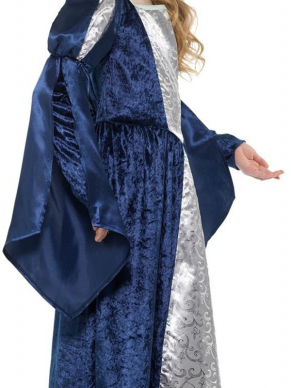Waan je terug in de Middeleeuwen met dit Medieval Maid Girl Kostuum, bestaande uit de prachtige blauwe jurk met wijde mouwen. Wij verkopen ook het bijpassende Medieval Knight Boy Kostuum.