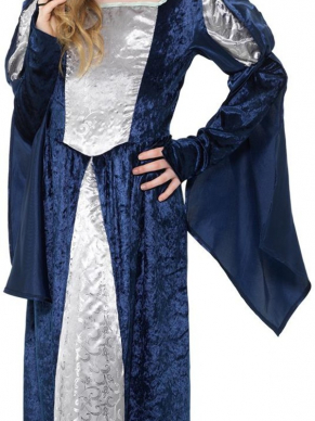 Waan je terug in de Middeleeuwen met dit Medieval Maid Girl Kostuum, bestaande uit de prachtige blauwe jurk met wijde mouwen. Wij verkopen ook het bijpassende Medieval Knight Boy Kostuum.
