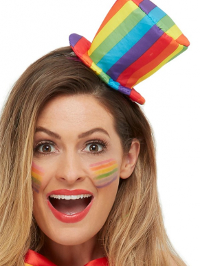 Met dit multi-gekleurde Rainbow Mini Hoedje op diadeem kom je helemaal in de feeststemming. Combineer het hoedje met een van onze Gay Pride Kostuums.