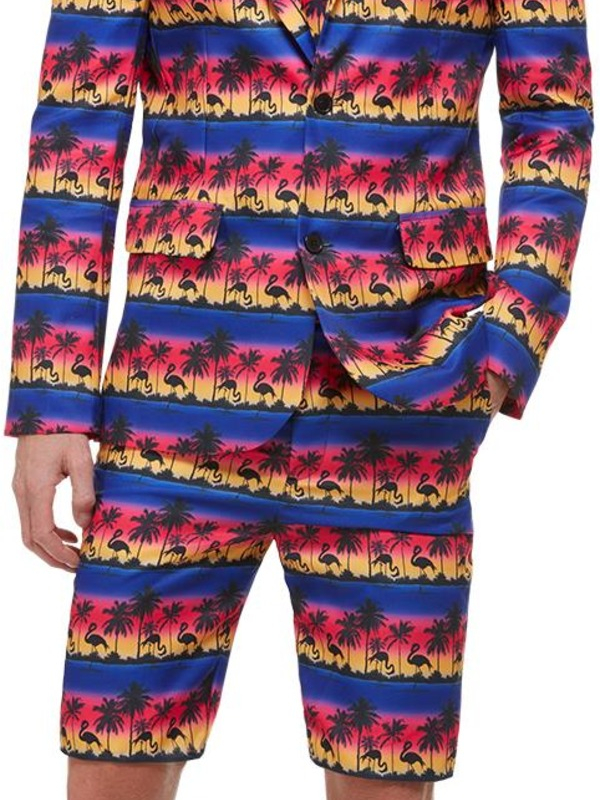 Deze Sunset Flamingo Suit is hét perfecte outfit voor een Beach/Summer Party. Dit kostuum bestaat uit het jasje en korte broek met allover palmbomen en flamingo print.