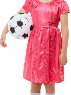 David Walliams The Boy in the Dress Deluxe Kostuum, bestaande uit de roze jurk met sokken en opblaasbare voetbal. Bekijk hier onze gehele David Williams collectie.