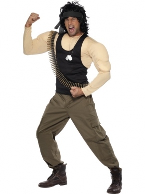 Rambo verkleedkleding bestaande uit een shirt met opgevulde spieren, zwarte top, broek, pruik met haarband, riem met kogels en een ketting.