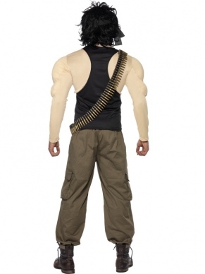 Rambo verkleedkleding bestaande uit een shirt met opgevulde spieren, zwarte top, broek, pruik met haarband, riem met kogels en een ketting.