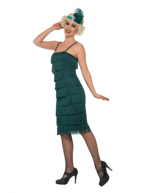 Back to the Twenties met deze prachtige groenblauwe Flapper Jurk, bestaande uit de lange jurk met franjes, hoofdband en handschoenen. Maak de look compleet met een bijpassende pruik, panty, parelketting, sigarettenhouder en boa. Bekijk hier onze gehele Twenties Collectie.