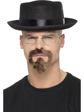Bekend uit de serie Breaking Bad dit Heisenberg setje, bestaande uit de zwarte hoed, bril en sikje. Wij verkopen ook het gele Breakinig Bad Kostuum en het Gustavo fring Kostuum.