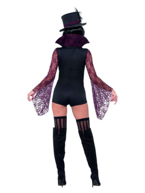 Fever Vampire Kostuum, bestaande uit de Bodysuit met kanten mouwen met riem en hoed.