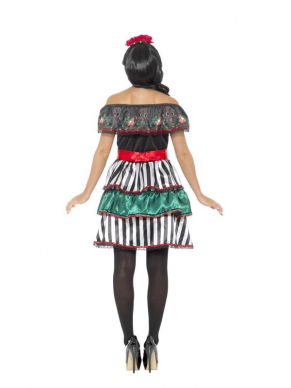 Day of the Dead Senorita Doll Kostuum, bestaande uit de multi-gekleurde jurk met riem en bijpassende hoofdband. Maak de look compleet met schmink, pruik, panty of een van onze andere accessoires.Bekijk hier onze gehele Day of the Dead Collectie.