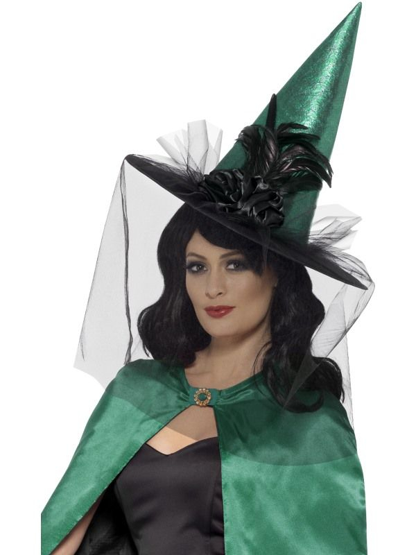 Maak jouw Heksen Look compleet met deze Groene Deluxe Witch Hat met veren en netting. Bekijk hier onze gehele Heksen Collectie.