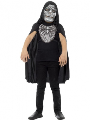 Verander in een handomdraai in een Grim Reaper met dit Grim Reaper Setje voor kinderen, bestaande uit het EVA masker en borststuk.Let op de cape is niet inbegrepen.