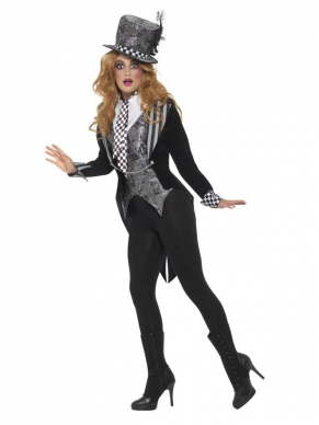 Be part of a dark Fairy Tale met dit Deluxe Dark Miss Hatter Kostuum. Dit kostuum bestaat uit het jasje met gilet, strik en hoed. Combineer dit setje op een zwarte broek/legging en je bent klaar voor Halloween of Themafeestje. Bijpassende pruiken verkopen wij los.
