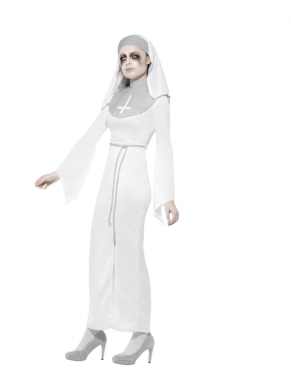 Haunted Asylum Nun Kostuum, bestaande uit de witte jurk met riem en nonnenkap. Maak de look compleet met een bijpassende pruik, schmink en panty en je bent klaar voor Halloween.