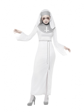 Haunted Asylum Nun Kostuum, bestaande uit de witte jurk met riem en nonnenkap. Maak de look compleet met een bijpassende pruik, schmink en panty en je bent klaar voor Halloween.