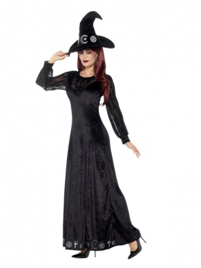 Deluxe Witch Craft Kostuum, bestaande uit de zwarte lange jurk met bijpassende hoed. De heksenbezem verkopen wij los net zoals een neus, pruik en heksenketel. 