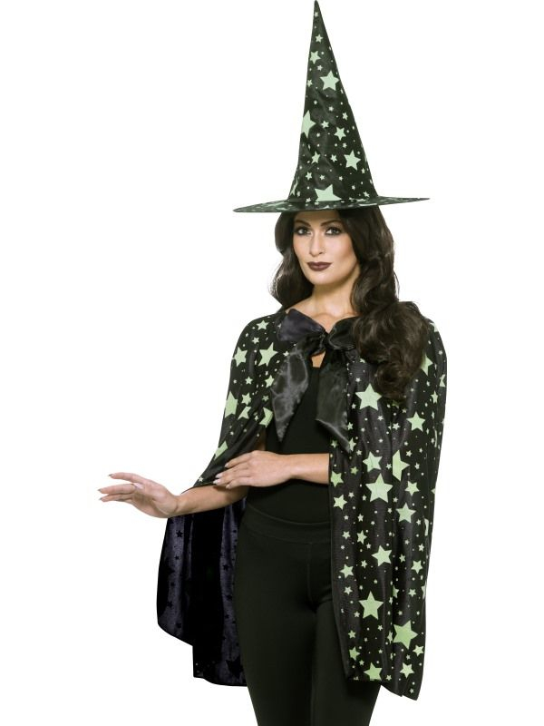 Verander in een handomdraai in een Midnight Witch met dit handige Midnight Witch Setje, bestaande uit de zwarte Glow in the Drak Cape en hoed. Maak de look compleet met een neus, pruik en vele andere bijpassende accessoires.
