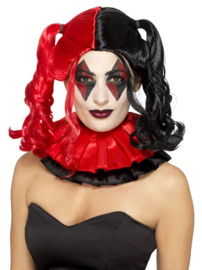Maak jouw Twisted Harlequin Look compleet met deze zwart/rode Twisted Harlequin Pruik met krullen. 
