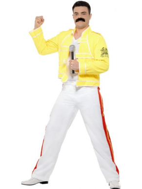  Queen Freddie Mercury Kostuum, bestaande uit het gele jasje met broek. Maak de look compleet bijpassende accessoires en je bent klaar voor Carnaval of Themafeestje.