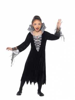Spider Vampire Kostuum voor kinderen, bestaande uit de zwart/zilveren jurk met aanghechte opstaande kraag voorzien van spinnenwebbenprint.