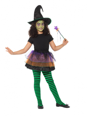Verander in een handomdraai in een Pretty Witch met dit leuke Pretty Witch Setje, bestaande uit de gekleurde tutu, hoed en toverstokje. Maak de look helemaal af met onze Heksen Schmink. Leuk voor Halloween of Carnaval.