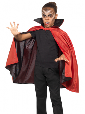 Verander in een handomdraai in een Vampier met deze omkeerbare zwart/rode Vampire Cape voor kinderen. Maak de look helemaal af met onze Vampier Schmink.