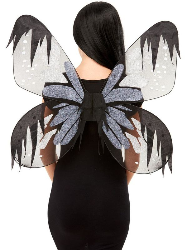 Dark Botanicals Moth Wings, 65cm, makkelijk te combineren op een zwart jurkje.en af te maken met een pruik, zwarte lippenstift, hold-ups, panty, wimpers en handschoenen en je bent klaar voor jouw feestje. Al deze accesoires staan hieronder gekoppeld.