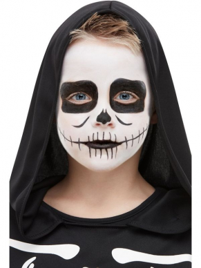 Met deze Make-Up FX verandert Kids Skeleton Kit in een handomdraai in een klein skeletje. De kit bestaat uit zwarte/witte schmink op waterbasis, krijtjes, spons en applicator. Leuk te combineren met onze Skeleton Kostuums . 