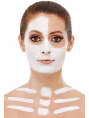 Maak jouw Skeleton Look helemaal af met deze Make-Up FX, Skeleton Kit, bestaande uit de zwart/witte Facepaints op waterbasis, krijtjes, bloed en een sponsje.