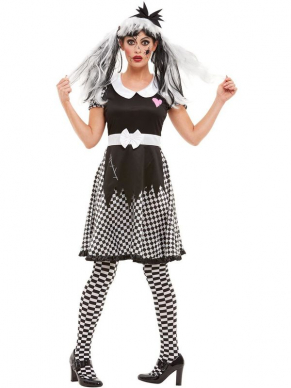Broken Doll Kostuum. Dit kostuum bestaat uit de zwart/witte jurk met bijpassende hoofdband. Maak de look compleet met bijpassende accessoires zoals panty, kousen, pruik en schmink.