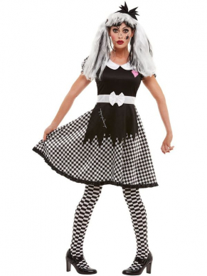 Broken Doll Kostuum. Dit kostuum bestaat uit de zwart/witte jurk met bijpassende hoofdband. Maak de look compleet met bijpassende accessoires zoals panty, kousen, pruik en schmink.