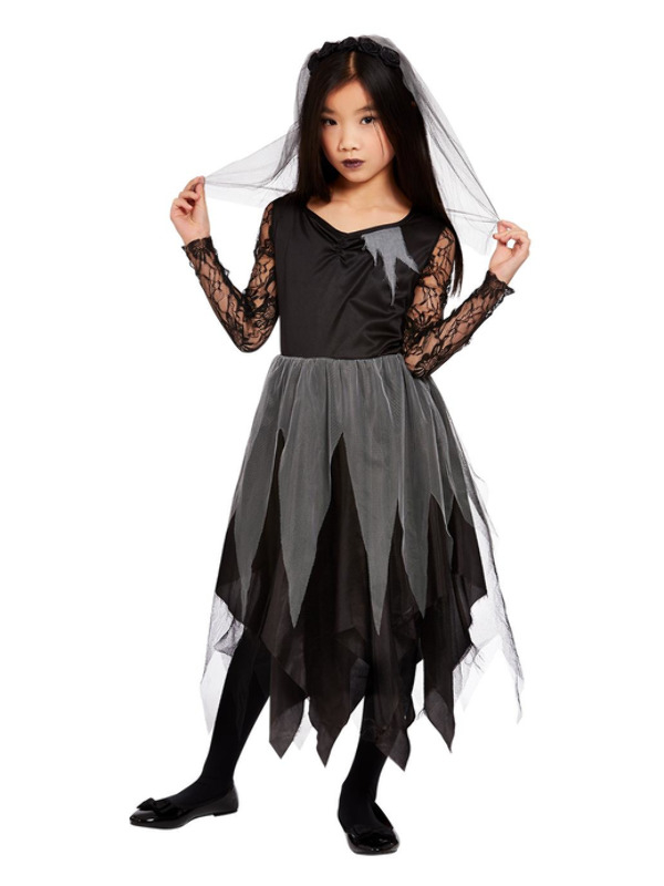 Graveyard Bride Kinderkostuum Zwart. Dit kostuum bestaat uit de zwarte jurk met bijpassende sluier. Met dit kostuum ben je zo goed als klaar voor jouw halloweenparty.