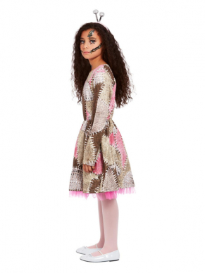 Voodoo Doll Kinderkostuum. Dit prachtige kostuum bestaat uit de jurk met bijpassende haarband. Met dit kostuum ben je in 1 keer klaar voor jouw Halloweenparty.