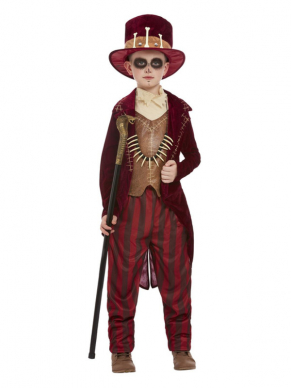 Voodoo Witch Doctor Kinderkostuum in de kleur Bordeaux. Dit kostuum bestaat uit het jasje, mock shirt, broek, hoed en ketting. Met dit kostuum ben je in 1 keer klaar voor jouw Halloweenfeest.