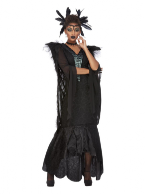 Prachtig Deluxe Raven Queen Kostuum. bestaande uit de zwarte jurk met cape en hoofdband. Dit kostuum is perfect om te combineren met ons Deluxe Raven King-kostuum voor een Halloween-feest.