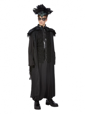 Deluxe Raven King Kostuum, bestaande uit de zwarte top met broek, cape en hoofdband. Dit kostuum is perfect te combineren met onze Deluxe raven Queen Kostuum voor een Halloween party.