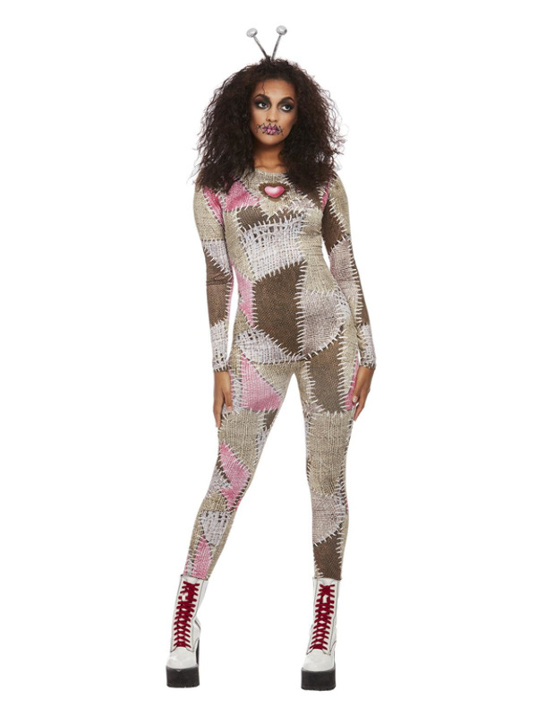 Voodoo Doll Dames Kostuum, bestaande uit de bodysuit met bijpassende haarband. Met dit kostuum ben je in één keer klaar voor jouw Halloween feest.
